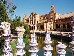 Monteseirín culpa al tráfico del deterioro de la Plaza de España