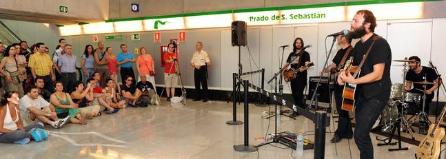 Mil usuarios del metro de Sevilla disfrutan del recital de Los Escarabajos