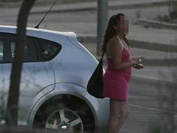 Las prostitutas invaden la calle Piel de Toro, tras la avenida La Paz