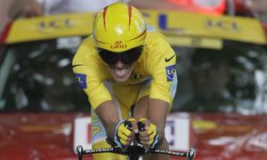 Contador se impone en la contrarreloj de Annecy