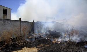 Declarado un incendio de pastos en Camas cerca de un almacén de bombonas de butano