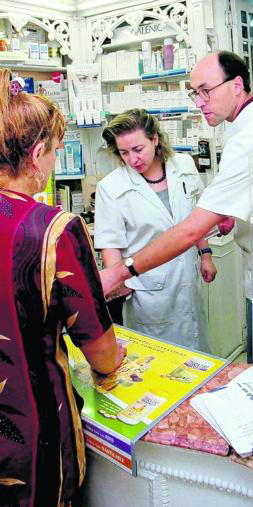 Turistas extranjeros hacen «tours» por los centros de salud para acaparar fármacos