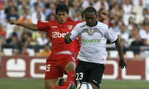 Paupérrima imagen del Sevilla en el debut liguero (2-0)