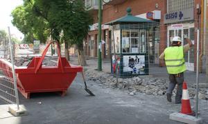 Una tienda de deportes y una zapatería cierran por las obras en Luis Montoto