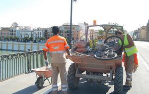 El Ayuntamiento empieza a quitar los candados del Puente de Triana