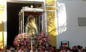 Miles de romeros acompañan a la Virgen de Cuatrovitas en la Romería de Bollullos de la Mitación
