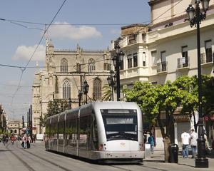 La ampliación del tranvía discurrirá por encima del Metro sin eliminar las catenarias