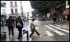 Una mujer intenta sortear un charco para cruzar un paso de peatones en Triana KAKO RANGEL