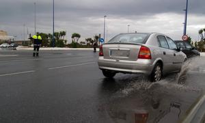 La lluvia provocó ayer el corte de seis carreteras del Aljarafe