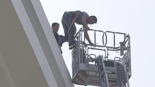 Se sube al puente de la Barqueta para pedir un puesto de trabajo