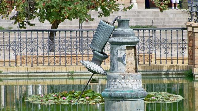 El vandalismo se ceba ahora con la fuente central de la Plaza de América