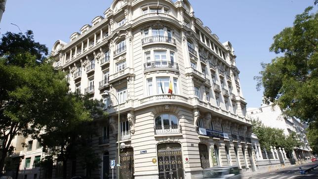 El novio de Bibiana Aído gana 42.000 euros anuales como delegado de la Junta en Madrid