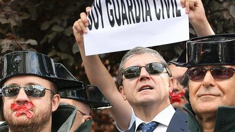 «Interior trata a la Guardia Civil como a terroristas de ETA»