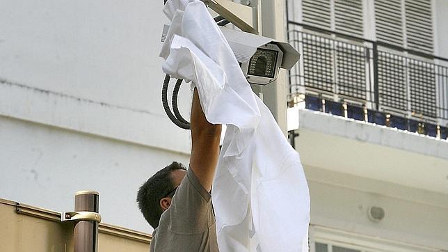 Los vecinos tapan las cámaras que regularán el acceso al centro