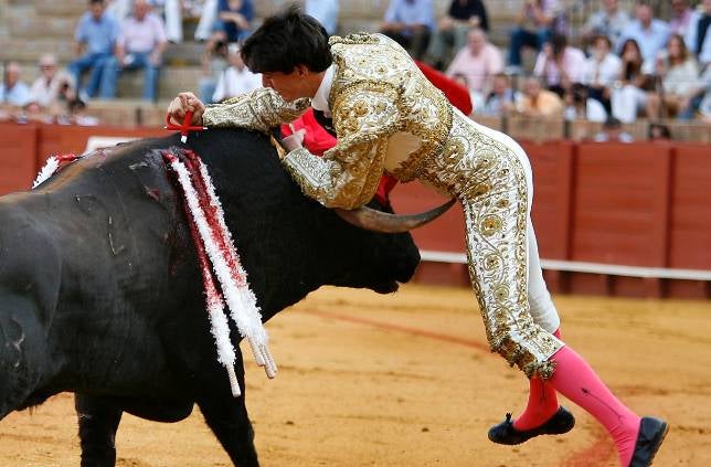 Esaú Fernández acaricia la Puerta del Príncipe