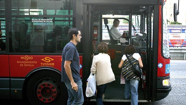 Tussam aprueba un procedimiento para privatizar líneas que, dice, no usará