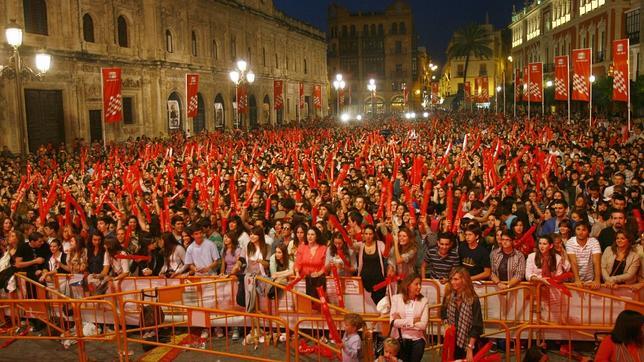 Aforo completo en la Plaza San Francisco en el concierto de los 60 años de Seat