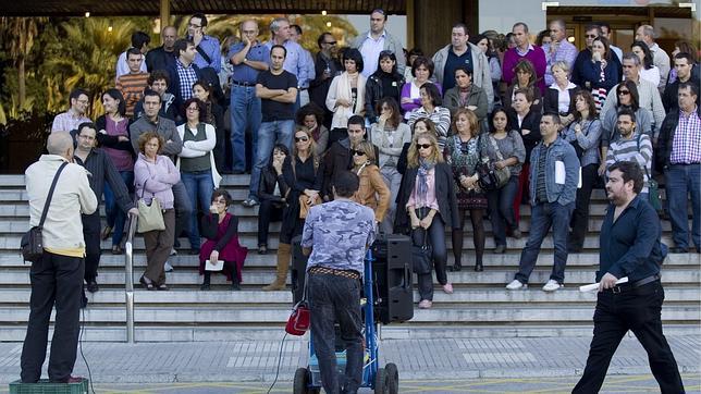 La Junta prohíbe una asamblea sobre el «decreto del enchufismo»