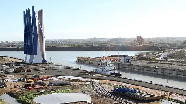 La nueva esclusa del Puerto opera ya «plenamente»