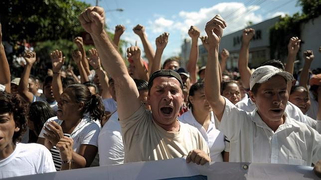 Vendedores de El Salvador piden a la Junta que cesen los fondos de cooperación