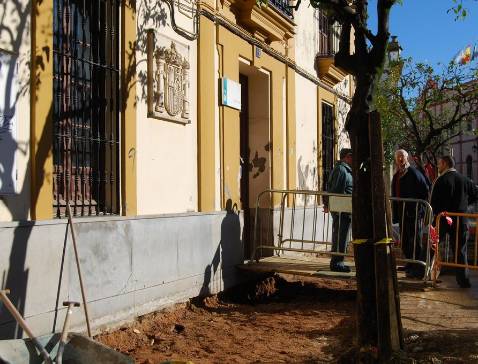 Un socavón bajo el suelo obliga a cerrar los Juzgados de Alcalá de Guadaíra