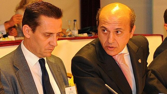 El Sevilla, que reduce la deuda en tres millones, ante su Junta más agitada
