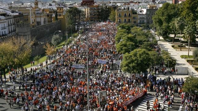 El PSOE califica de «fascistas» a los funcionarios que se oponen al «decretazo»