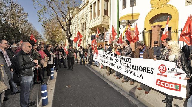 Empleados municipales, contra el desvío de fondos para la propaganda del alcalde