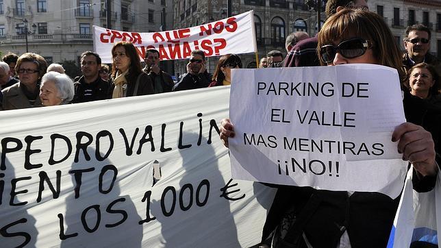Los vecinos afectados por la paralización de los aparcamientos llevaron sus protestas a la puerta del Ayuntamiento