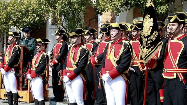 La Agrupación Musical Virgen de los Reyes rinde homenaje a la Guardia Civil