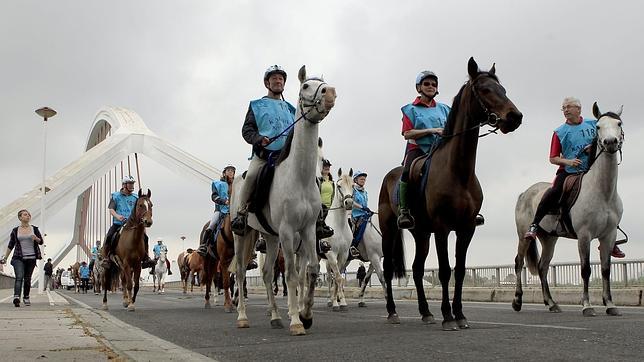 Unos 150 jinetes recorren a caballo las calles de Sevilla