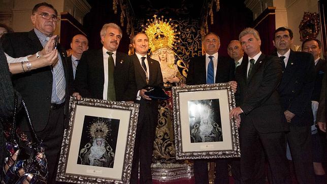 El Real Betis Balompié entregó la insignia de oro a la Virgen de la Estrella
