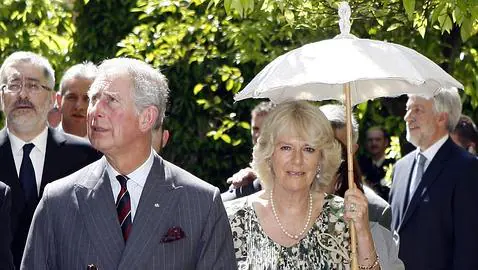 El Príncipe Carlos y su mujer dejan Granada y vuelan hacia Marruecos