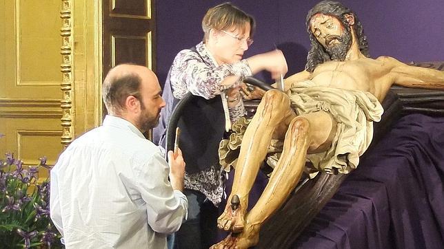 El Servicio de Conservación de la US inspecciona al Cristo de la Buena Muerte