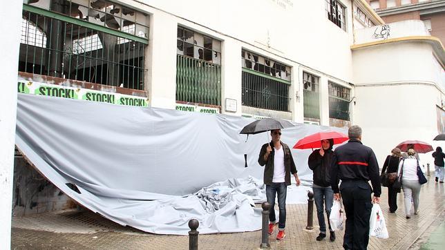 Ni la lona resiste el abandono del mercado de Puerta de la Carne