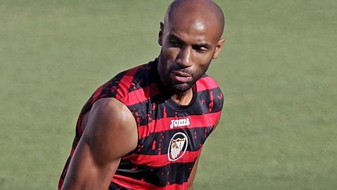 Kanouté está para jugar y Alexis se lesiona la rodilla
