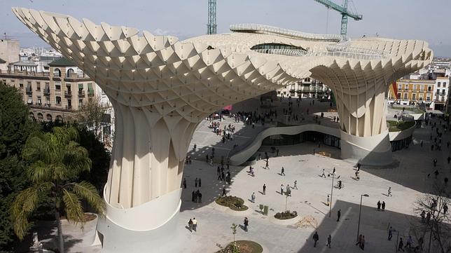Sacyr abre hoy al público las pasarelas de Metropol Parasol