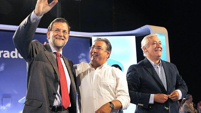 Rajoy y Arenas arropan a Zoido, «el mejor candidato»