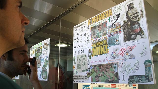 El Betis cede los murales de la plantilla por una buena causa