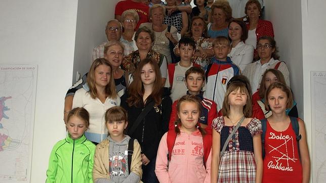 Doce niños bielorrusos llegan a pasar el verano con familias de Constantina