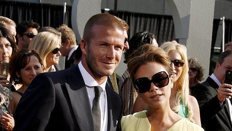 Beckham muestra al mundo la barriguita de Victoria
