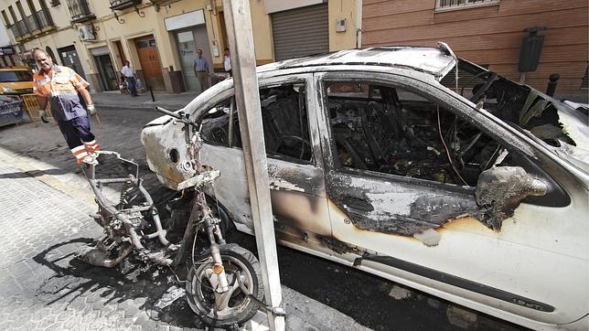 El Ayuntamiento investiga el incendio de contendores en Conde de Bustillo