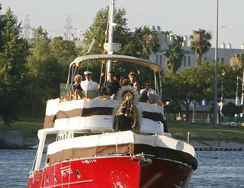 Sevilla honra por tierra y río a la Virgen del Carmen