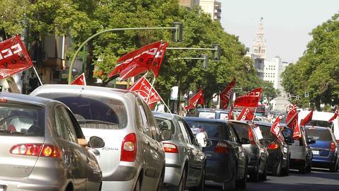 Caravana-protesta de trabajadores de Mercasevilla por las calles de la ciudad
