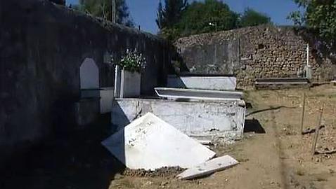 Un cura reduce a basura unas lápidas