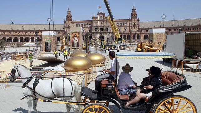 La Plaza de España se pone de cine para el rodaje de «El dictador»