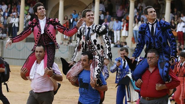 La terna salió a hombros en la Goyesca de Ronda