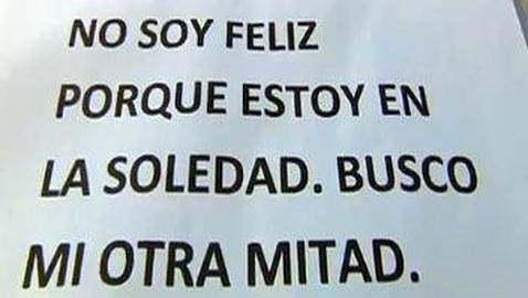 Busca al amor de su vida pegando carteles por Sevilla