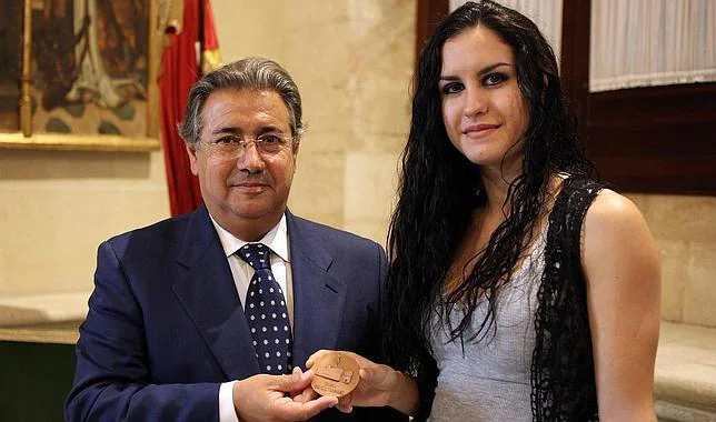 La karateca Aroa Rubio recibe la medalla de la Casa Consistorial de Sevilla