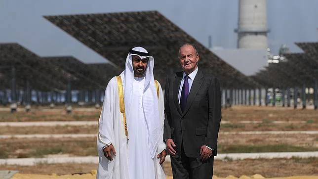 El Rey inaugura la primera planta solar mundial de gran almacenamiento en sales
